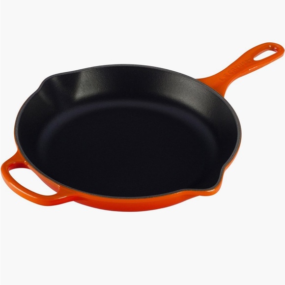 New Le Creuset Signature handle 10.25inch Enamel Cast Iron Skillet MSRP:$230 - Picture 4 of 8